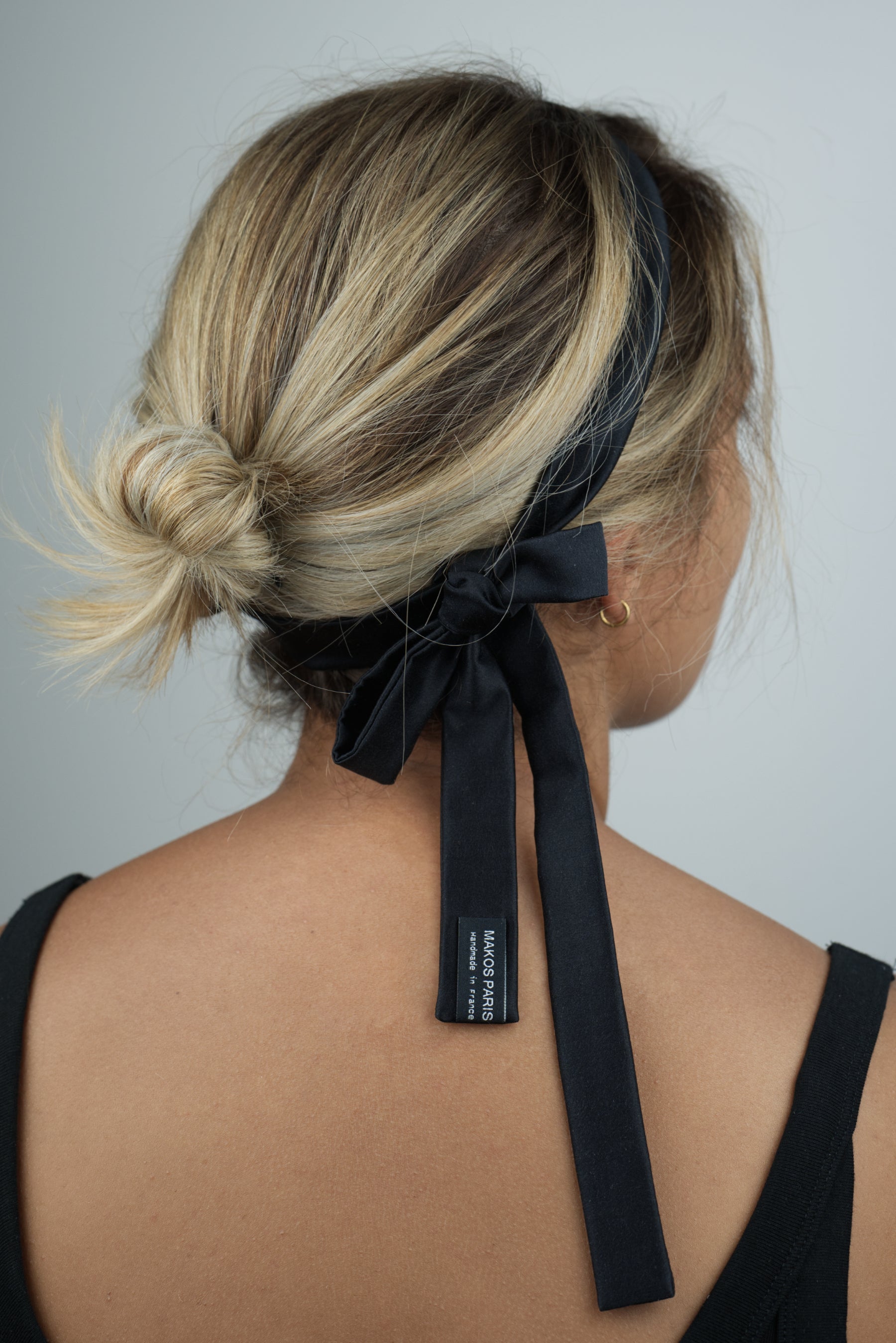 Foulard fin se porte autour des cheveux ou du cou avec élégance. Fabriqué en France en édition limitée à partir de surplus de matière de maisons de luxe.