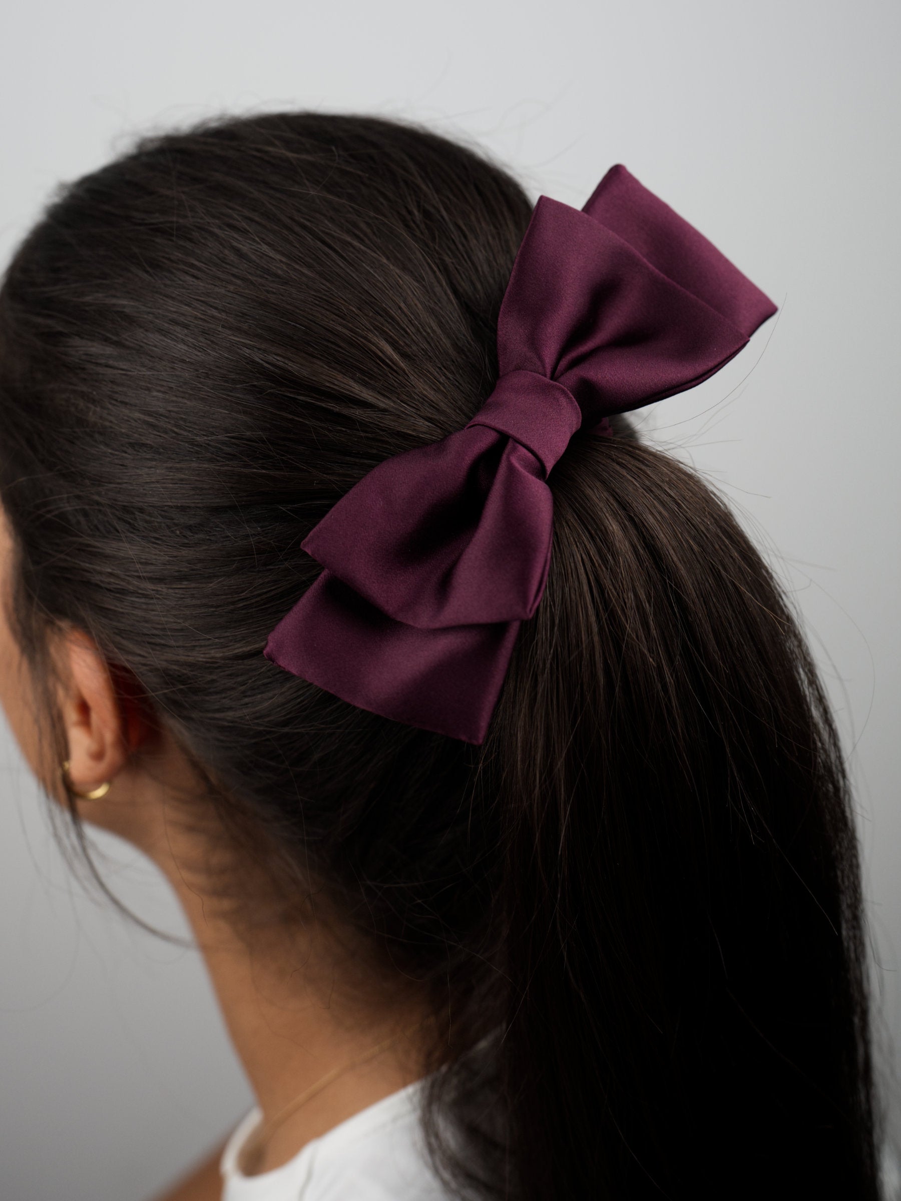 Chouchou nœud papillon bordeaux en soie naturelle à porter autour d'un chignon ou d'une queue de cheval, fabriqué à la main en France