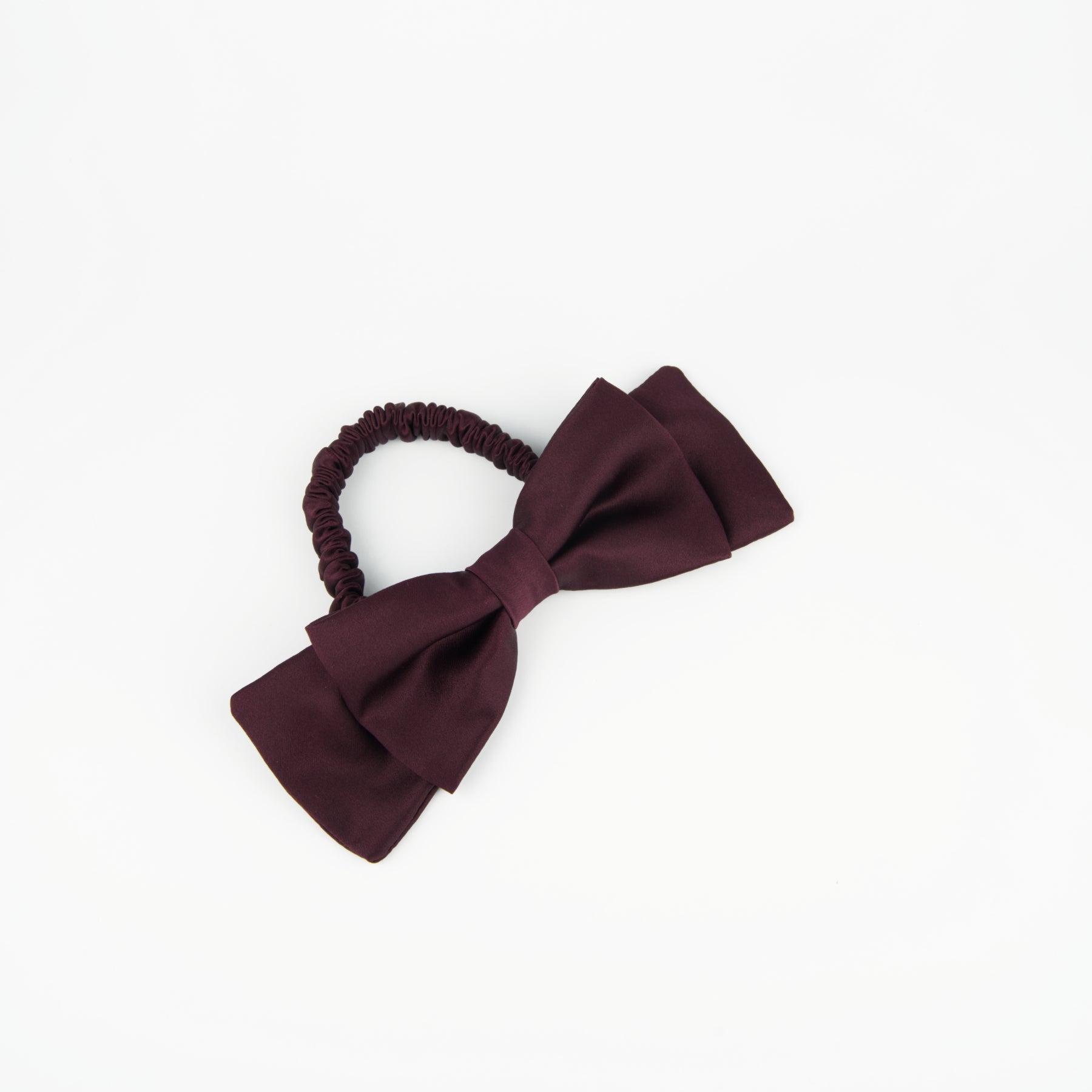 Chouchou cheveux nœud papillon soie bordeaux pour une queue de cheval basse
