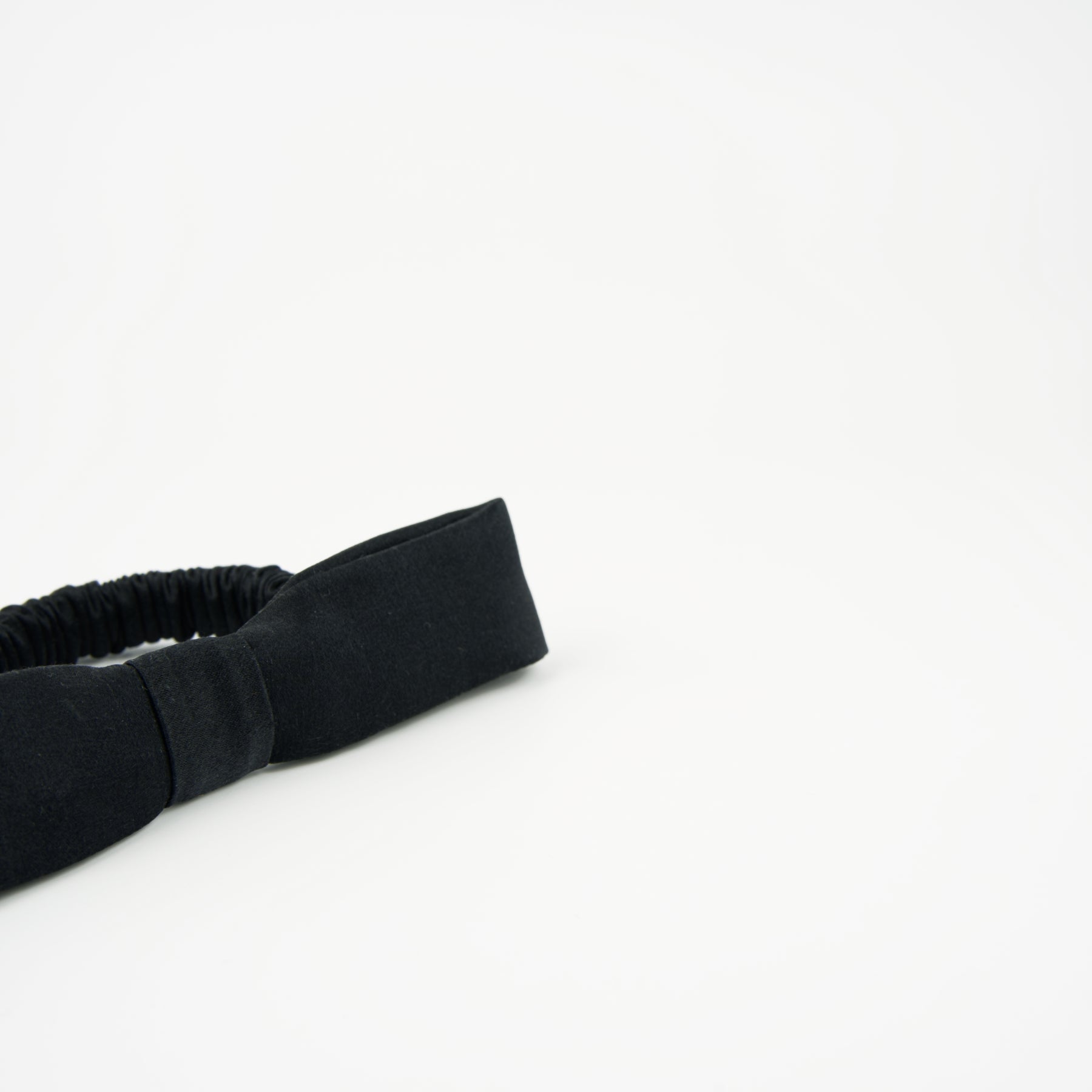 Accessoire cheveux idéal pour un chignon bas ou une queue de cheval haute fabriqué à partir de tissus provenant d’une maison de luxe