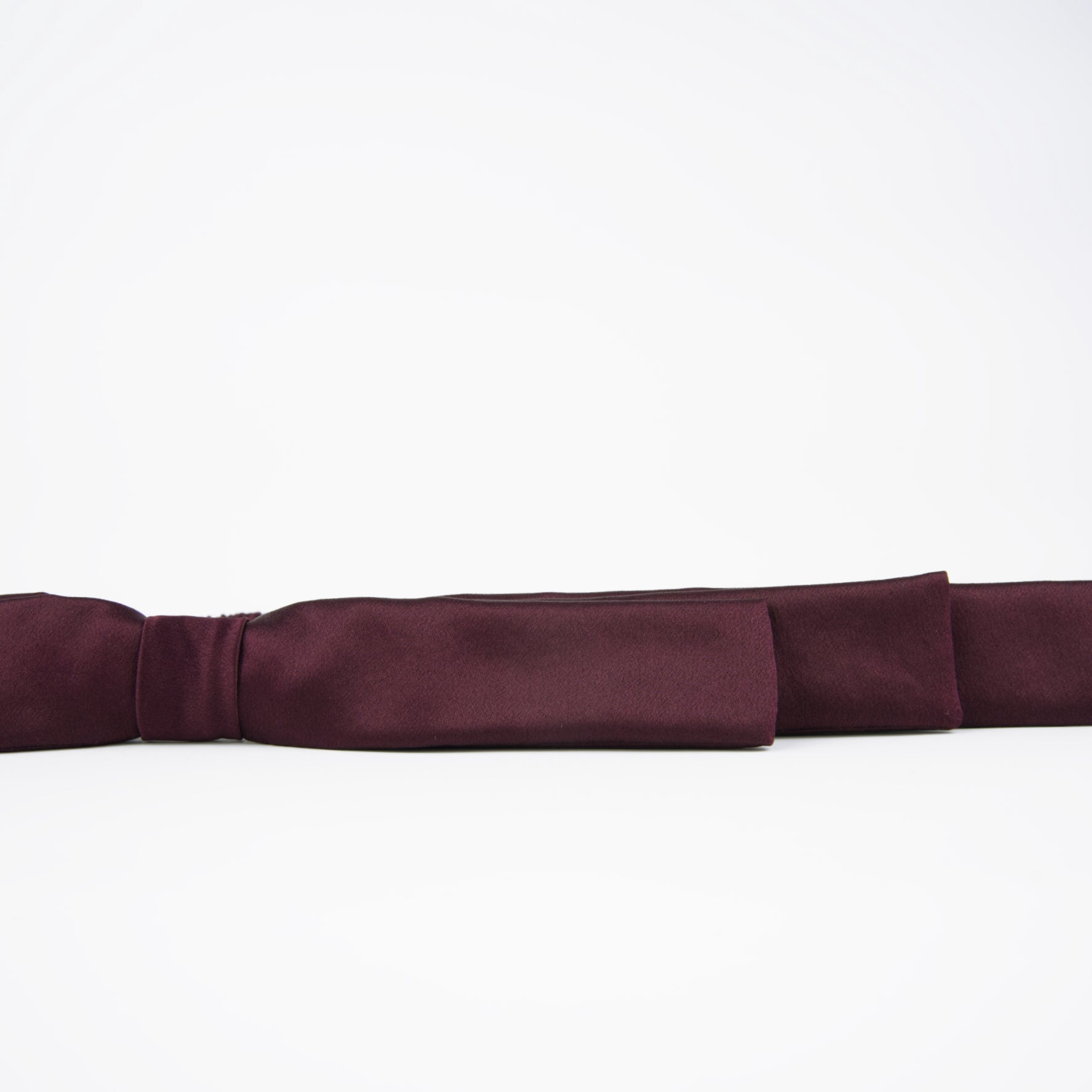 Ruban cheveux bordeaux en soie naturelle, une pièce couture intemporelle à porter pour toutes occasions