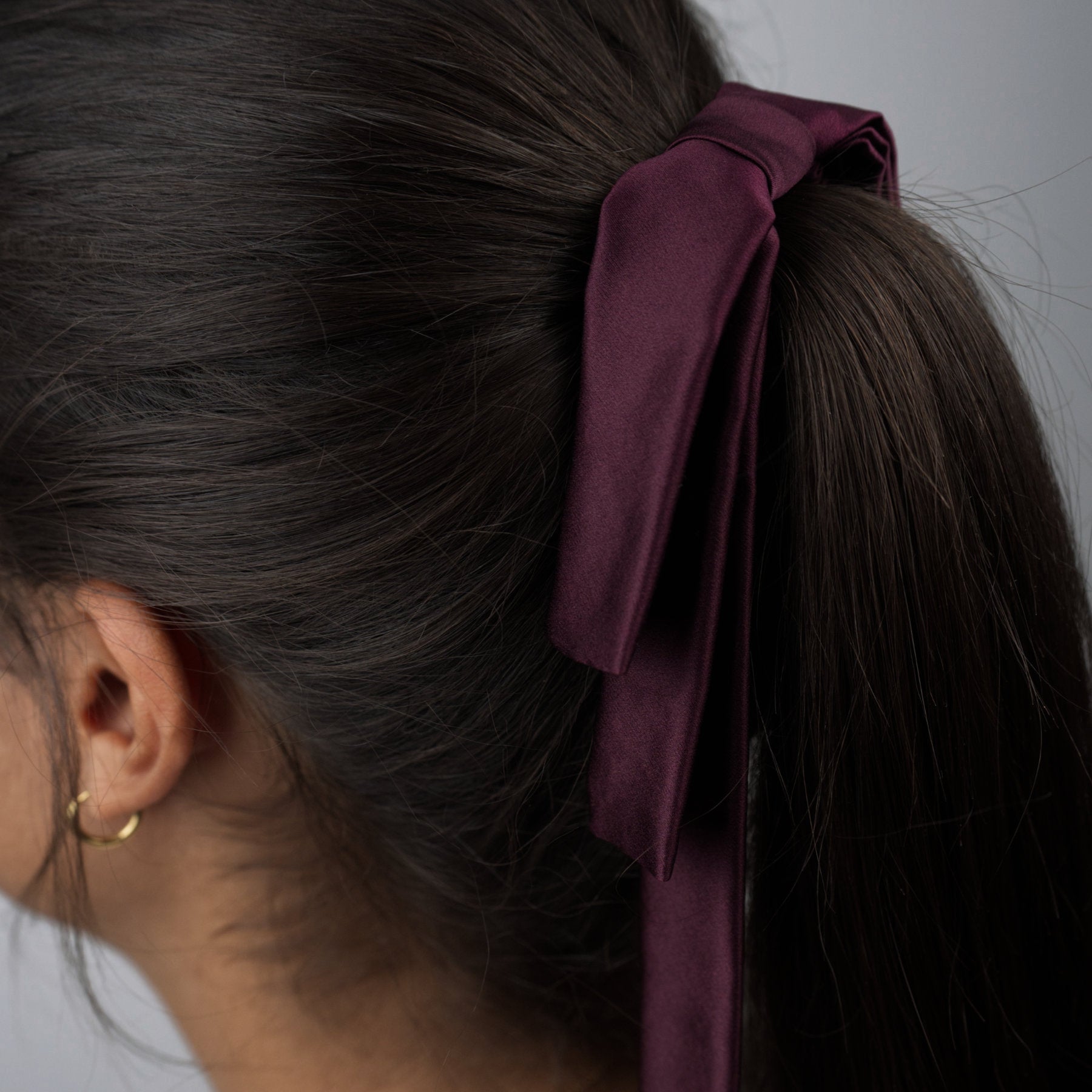 Chouchou ruban en soie bordeaux, un bijou cheveux en édition limitée. Fabriqué en France entièrement à la main