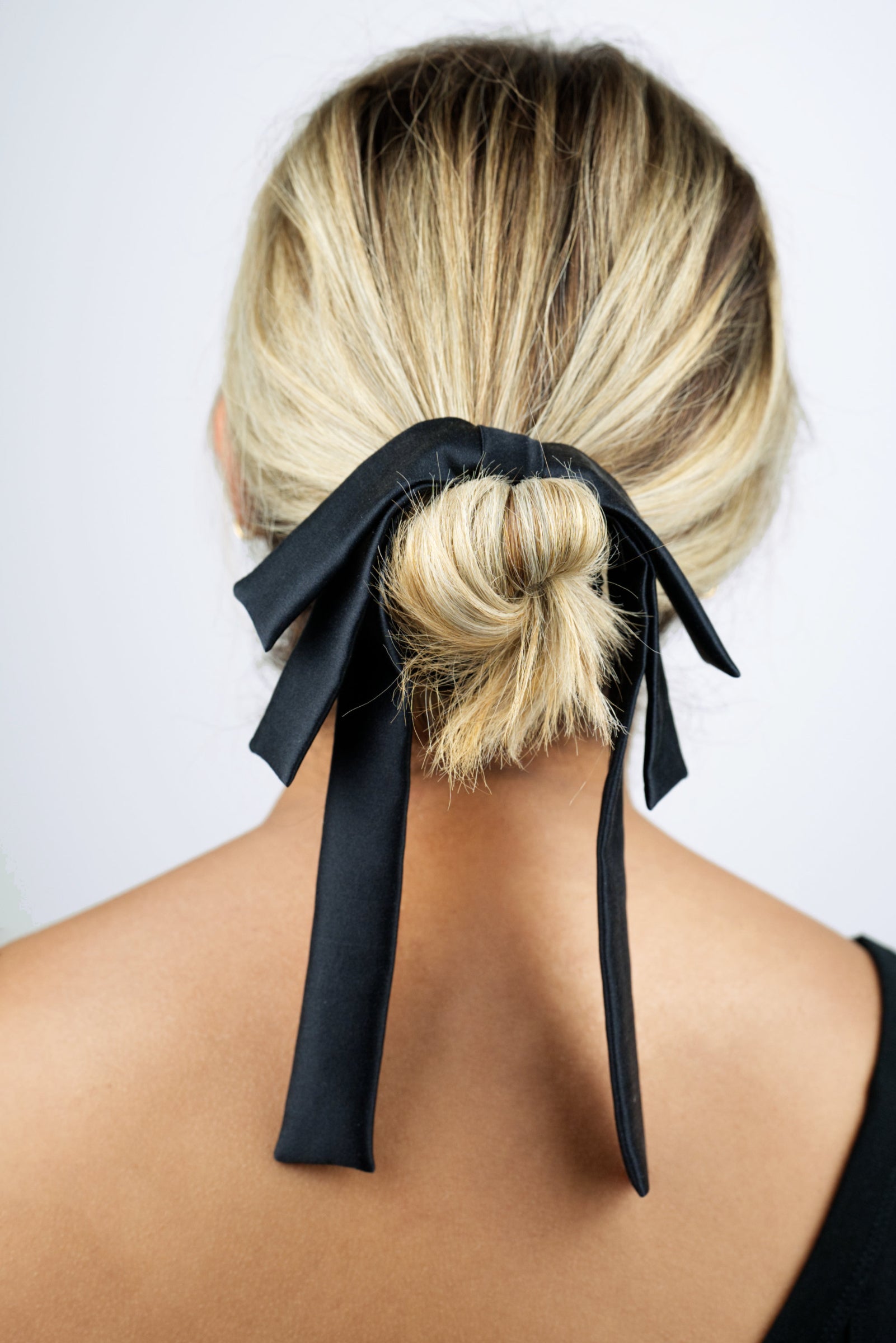 Accessoire de cheveux raffiné et intemporel fabriqué entièrement à la main en France, à porté sur un chignon ou une queue de cheval. Edition limitée