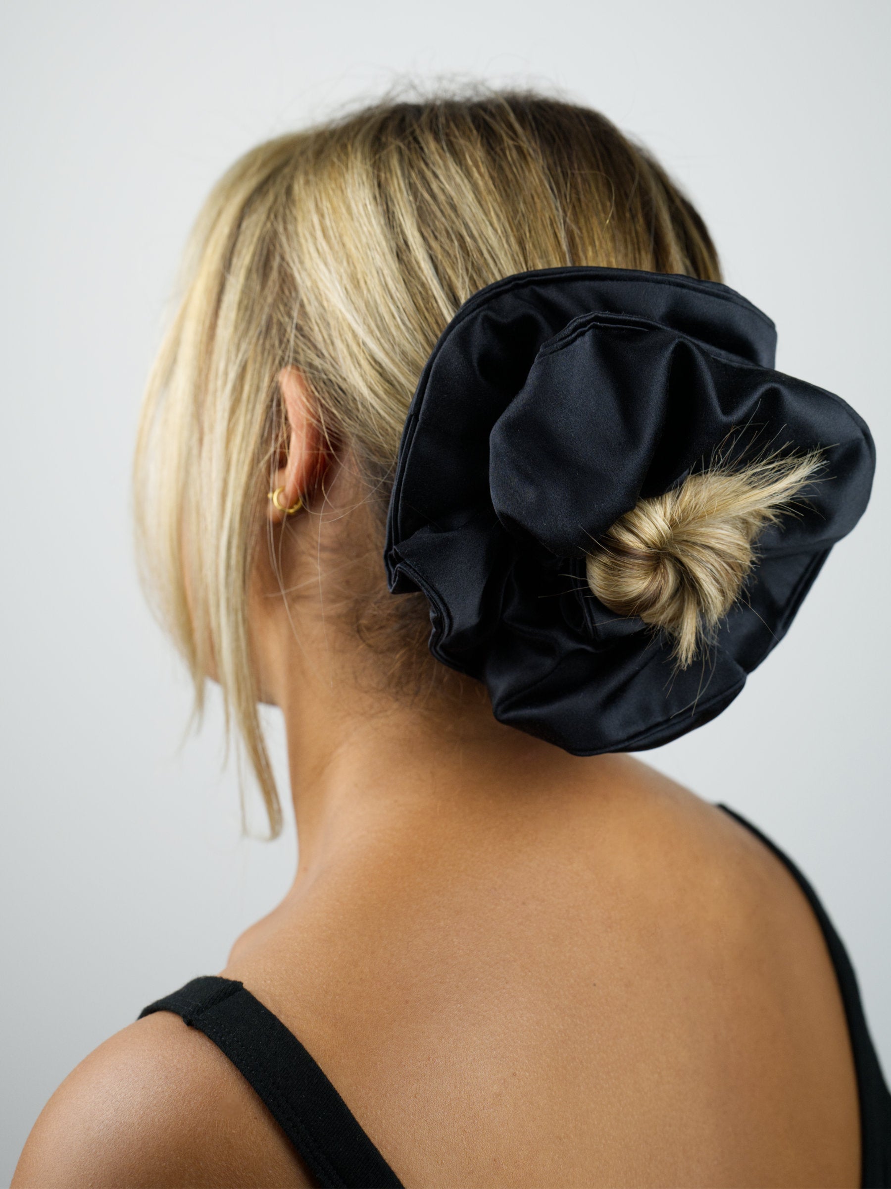 Un accessoire d’exception, confectionné entièrement à la main en France. Sa finition en biais crée un élégant effet drapé, pour sublimer chaque coiffure. Edition limitée