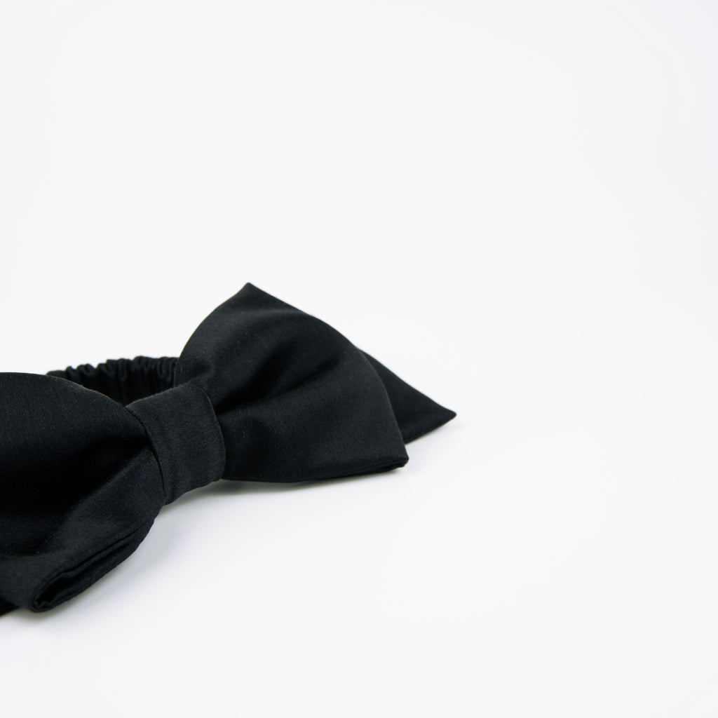 Chouchou avec nœud noir, fait à partir de soie naturelle provenant de maisons de luxe de Nona Source, plateforme de LVMH