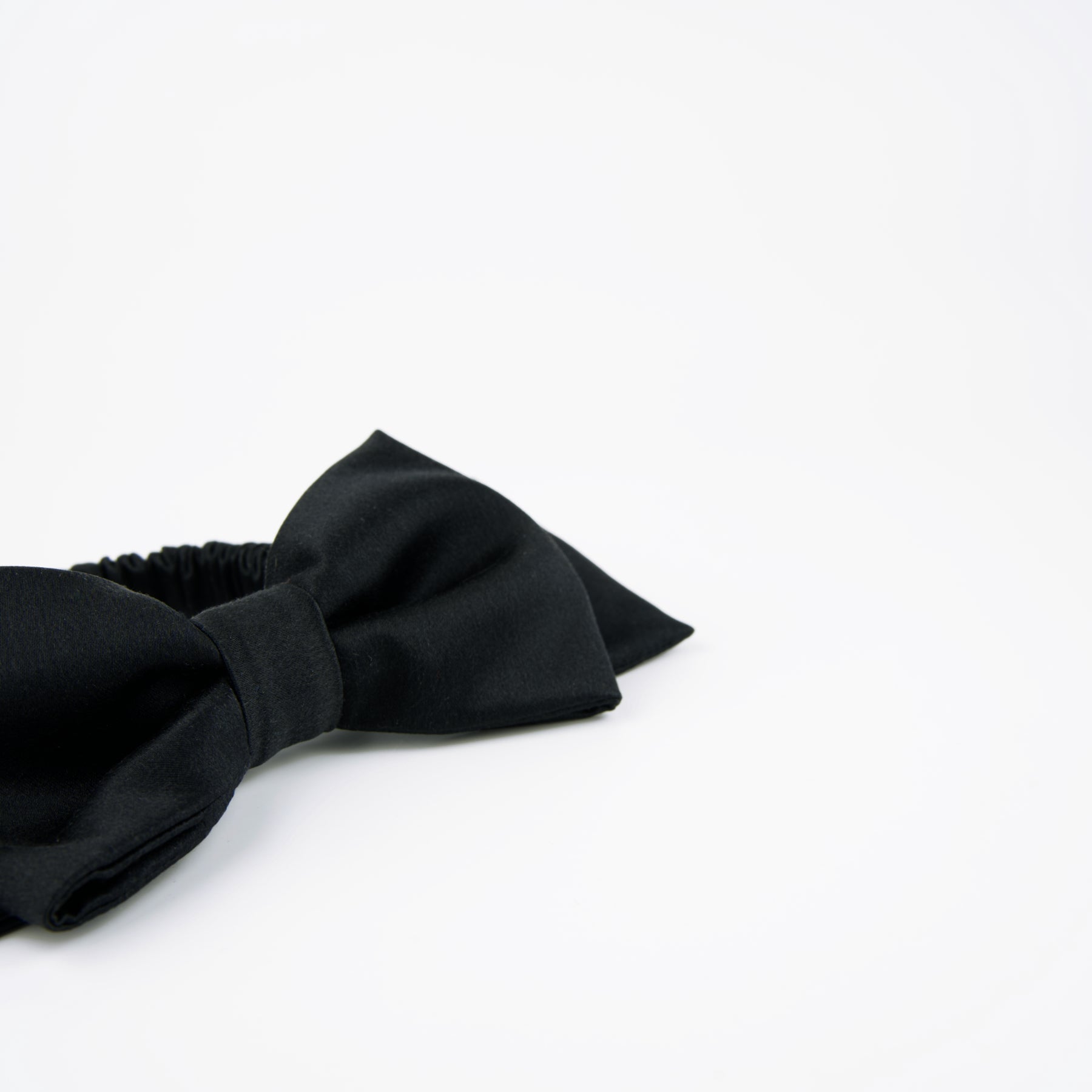Chouchou avec nœud noir, fait à partir de soie naturelle provenant de maisons de luxe de Nona Source, plateforme de LVMH
