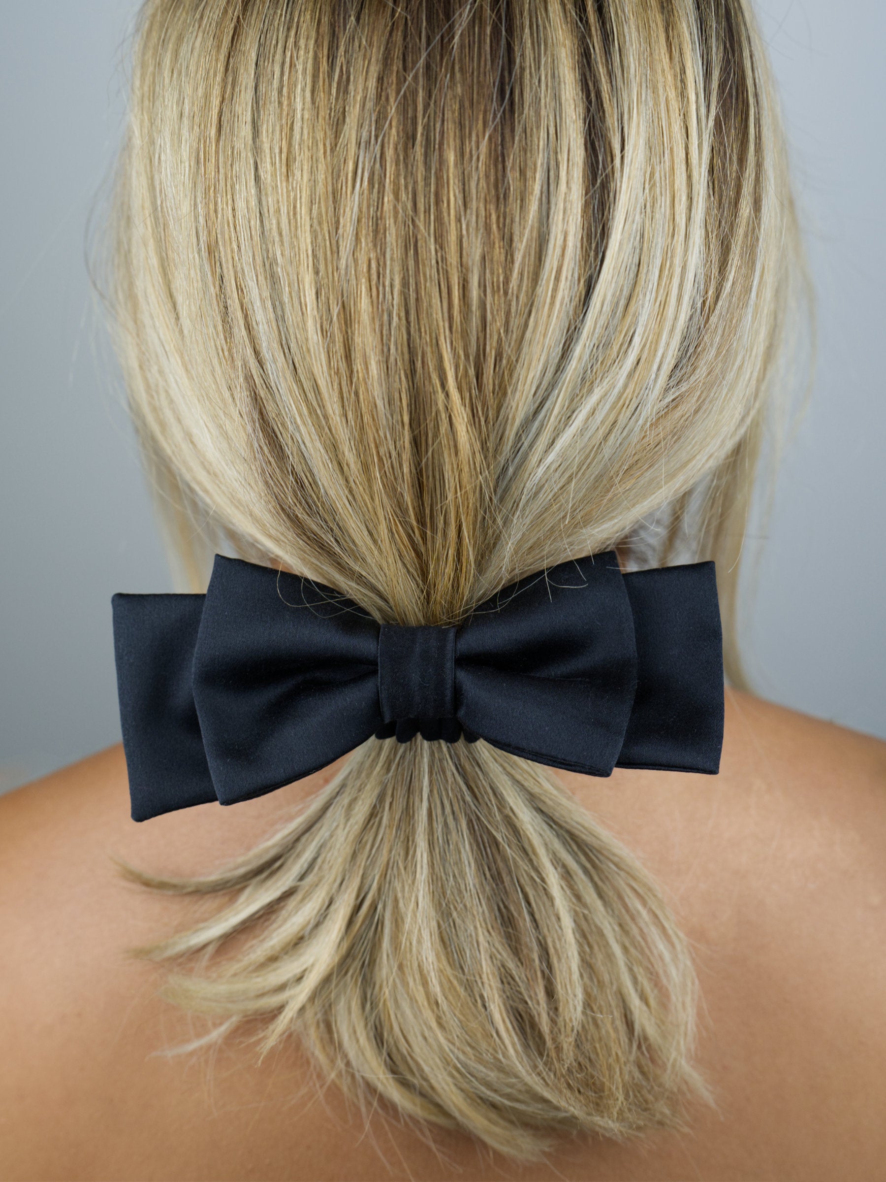 Chouchou nœud papillon noir, fait à partir de soie naturelle provenant de maisons de luxe de Nona Source, plateforme de LVMH