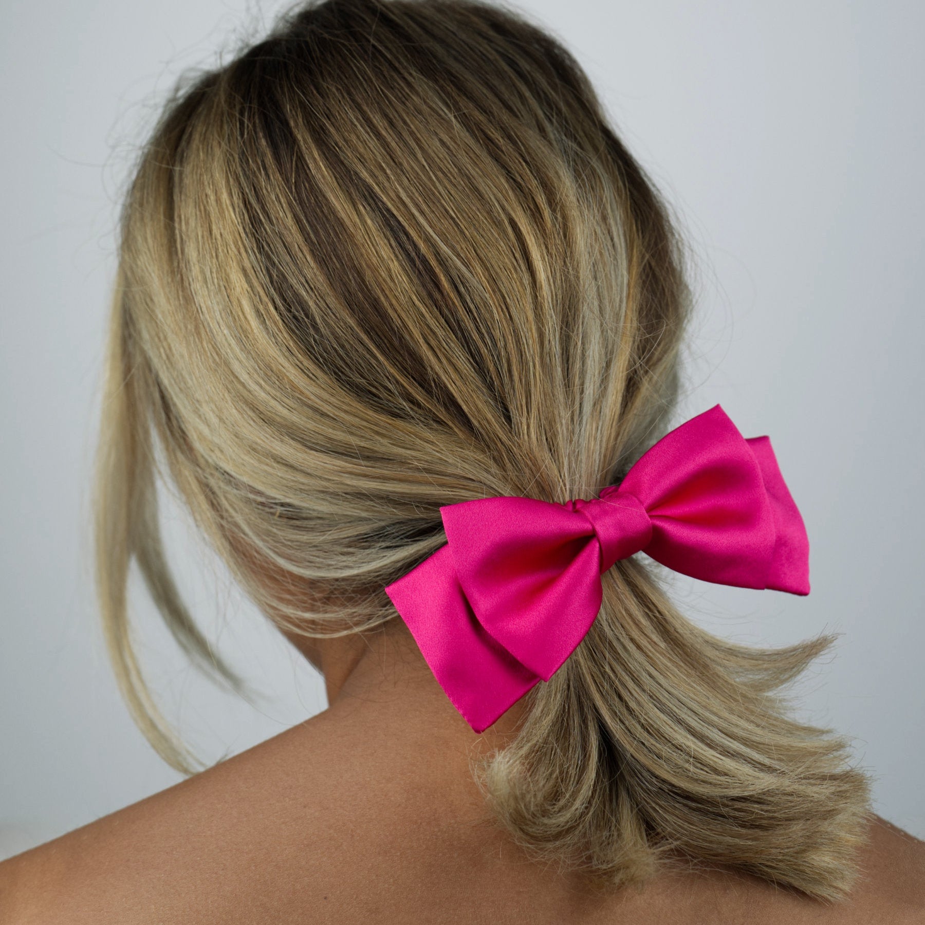 Chouchou nœud papillon cheveux rose fuchsia en soie naturelle pour rehausser votre look. Accessoires cheveux MAKOS PARIS 