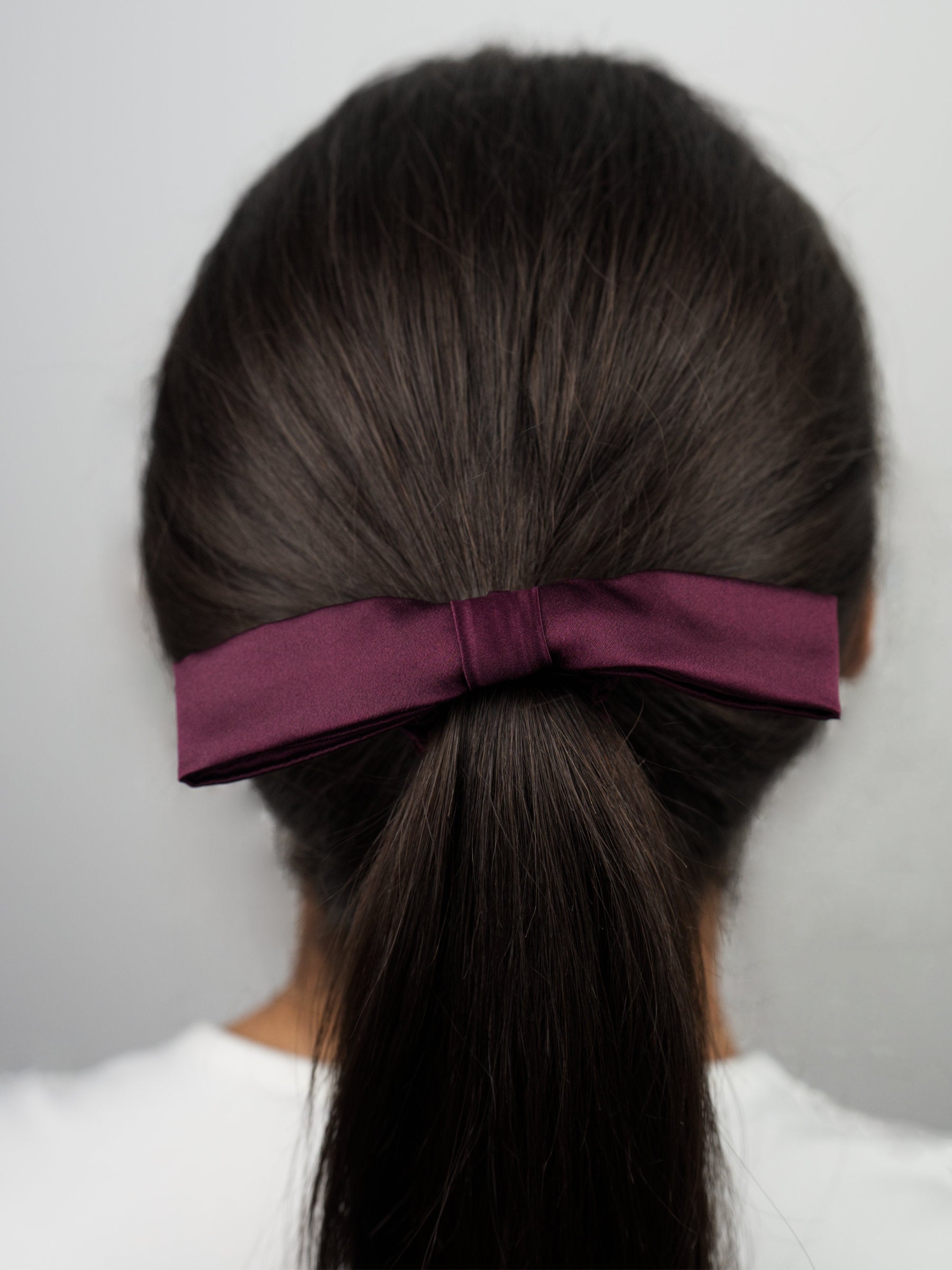 Chouchou à noeud en soie naturelle bordeaux pensé comme un véritable bijou cheveux signé MAKOS PARIS. Edition limitée