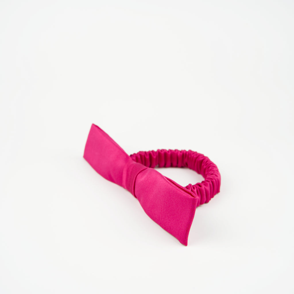 Chouchou nœud cheveux rose fuchsia en soie naturelle pour illuminer un style plus casual par MAKOS PARIS