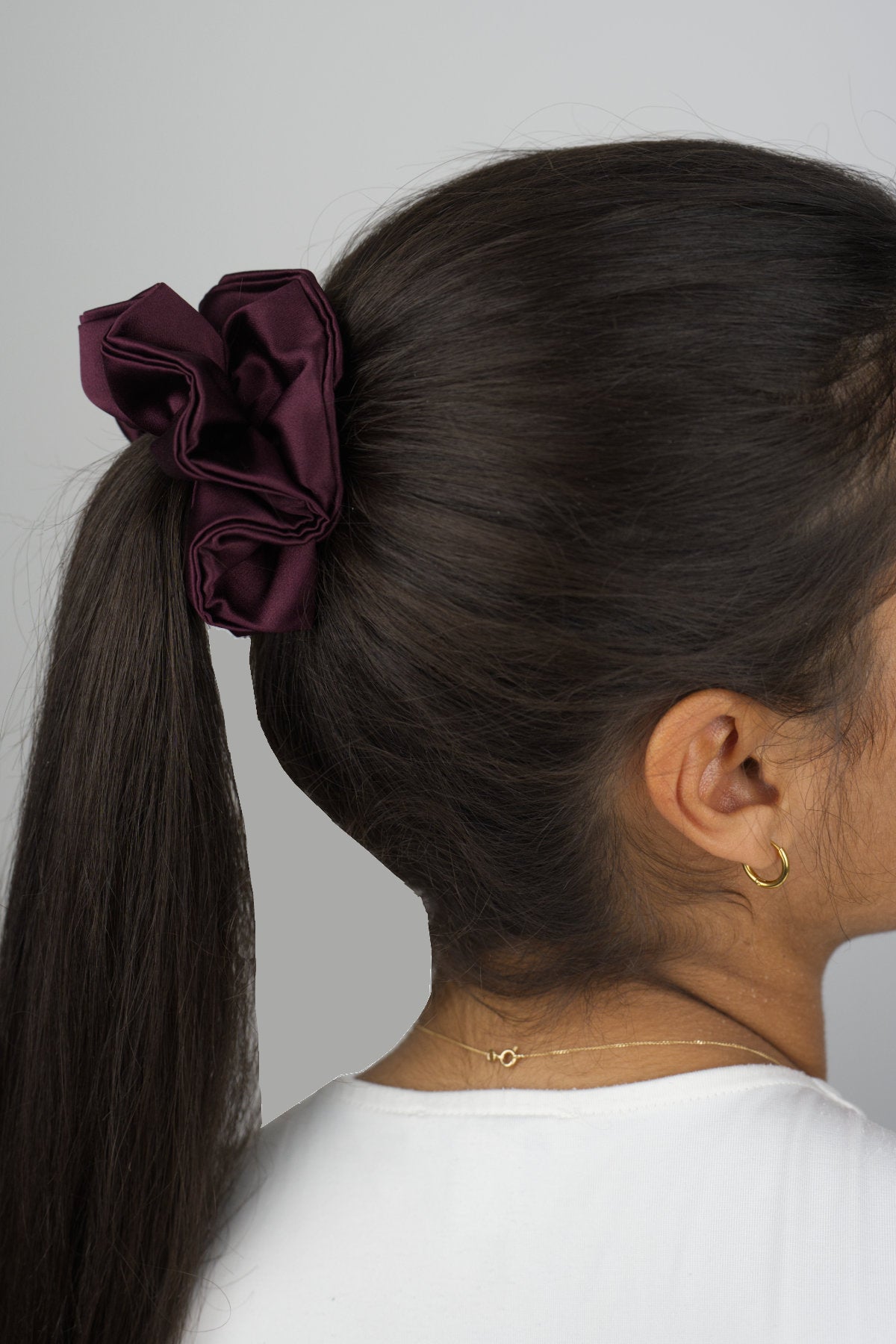 Chouchou en soie naturelle bordeaux pour une queue de cheval ou un chignon, fabriqué en France en édition limitée, pièce signée MAKOS PARIS