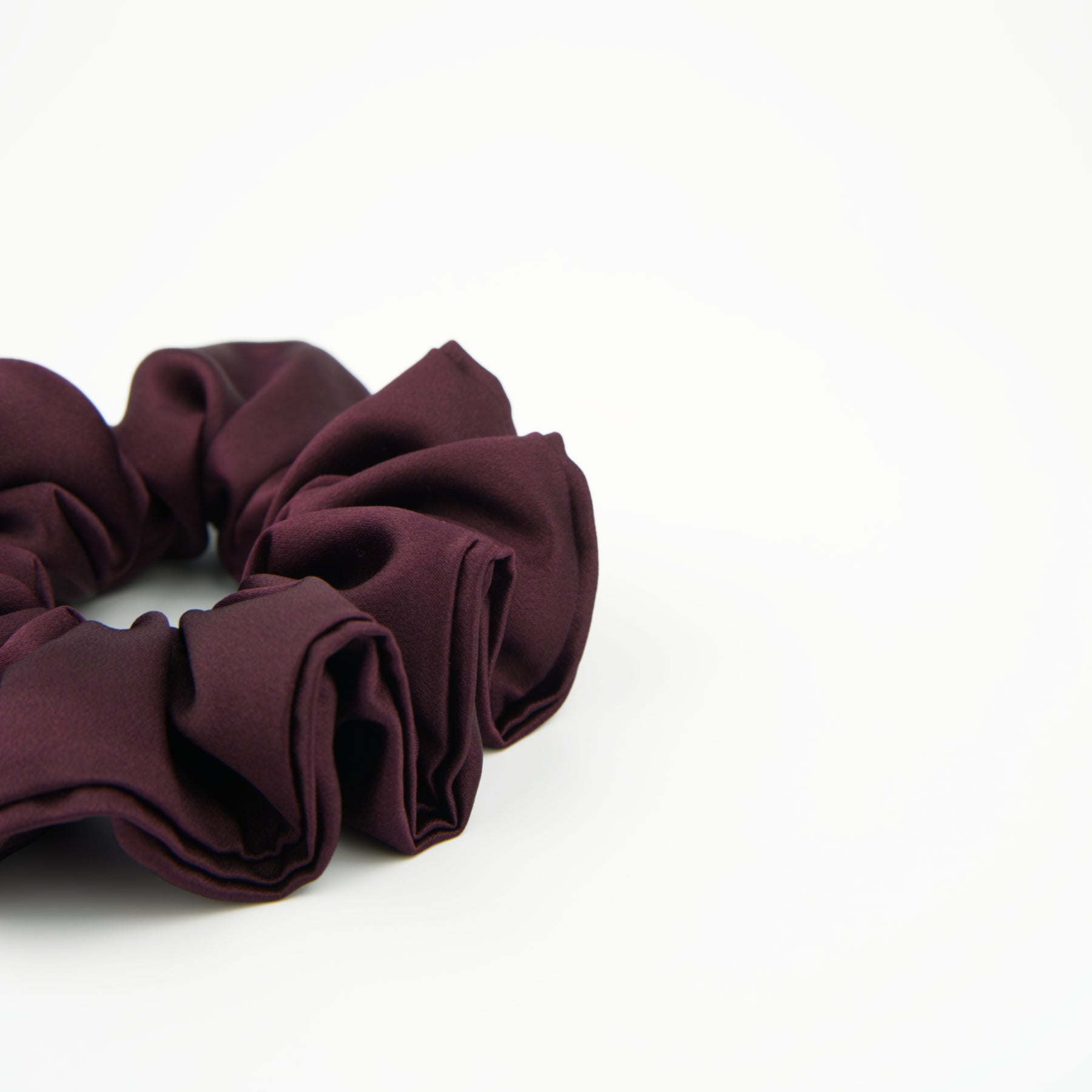 Accessoires cheveux en soie bordeaux, en éditions limitées et fabriqués en France