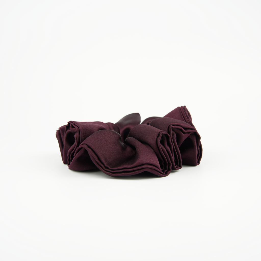 Chouchou en soie bordeaux XL de luxe, un accessoire pour cheveux courts