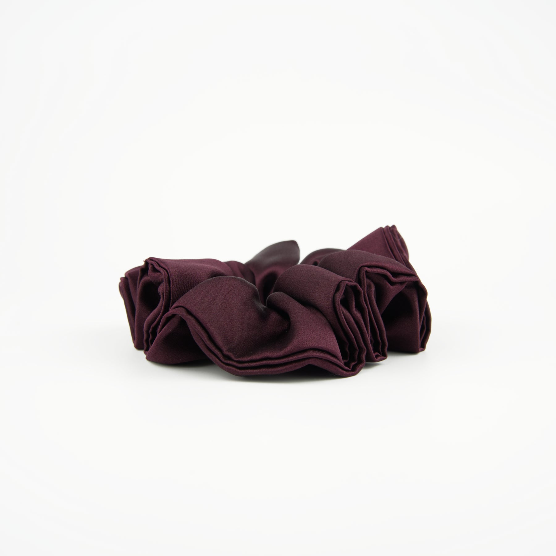Chouchou en soie bordeaux XL de luxe, un accessoire pour cheveux courts
