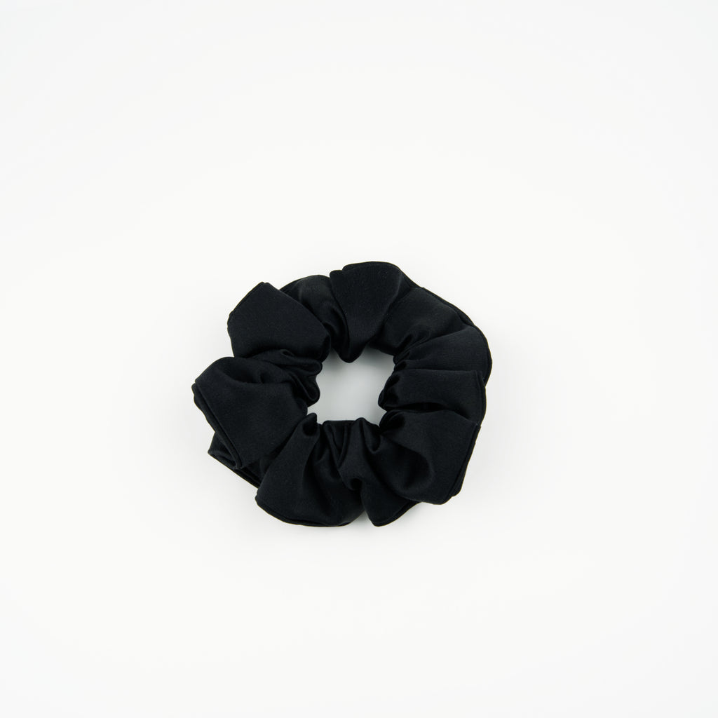 chouchou cheveux noir en soie naturelle, accessoire cheveux chignon idéal pour cheveux bouclés