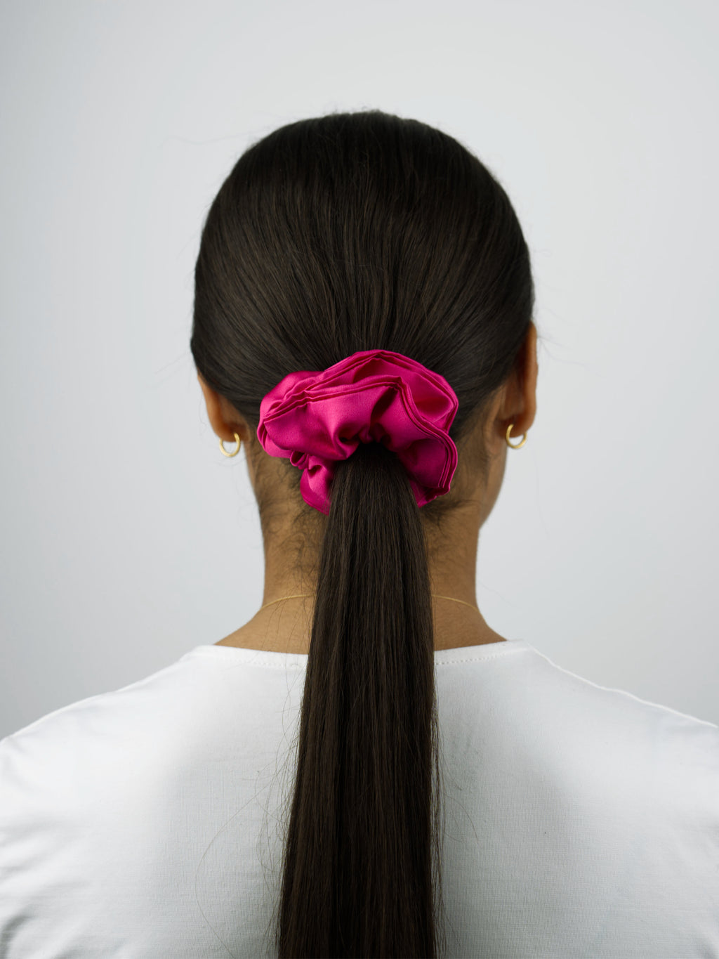 Apportez une touche d’élégance à votre look avec ce chouchou en soie rose fuchsia, une pièce couture signée MAKOS PARIS