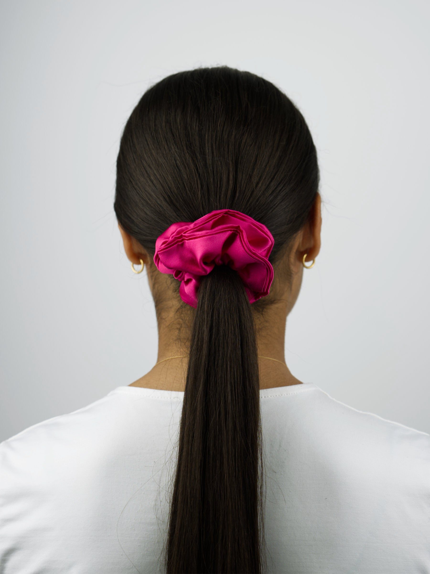 Apportez une touche d’élégance à votre look avec ce chouchou en soie rose fuchsia, une pièce couture signée MAKOS PARIS