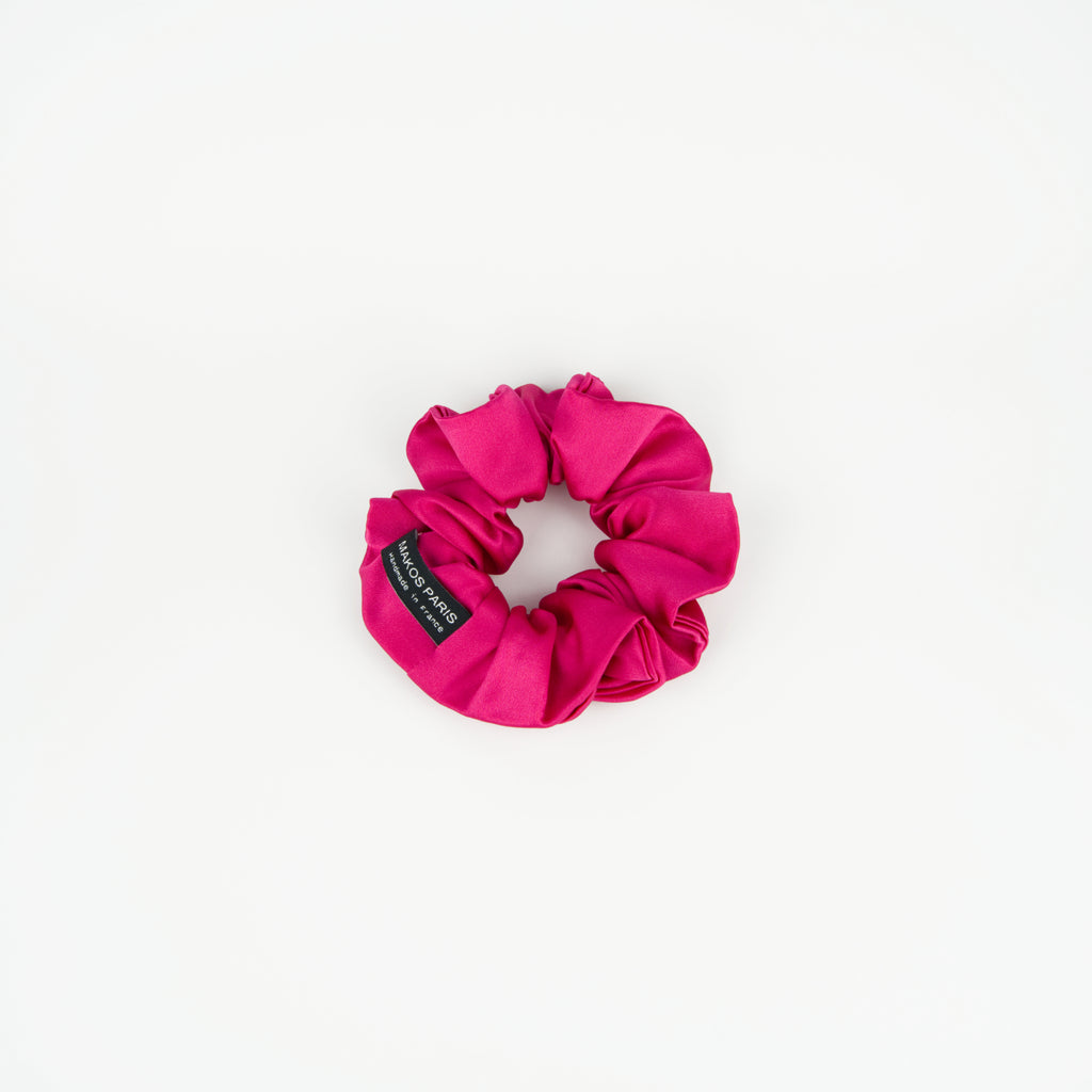 Chouchou cheveux femme en rose fuchsia habille une queue de cheval ou un chignon avec distinction