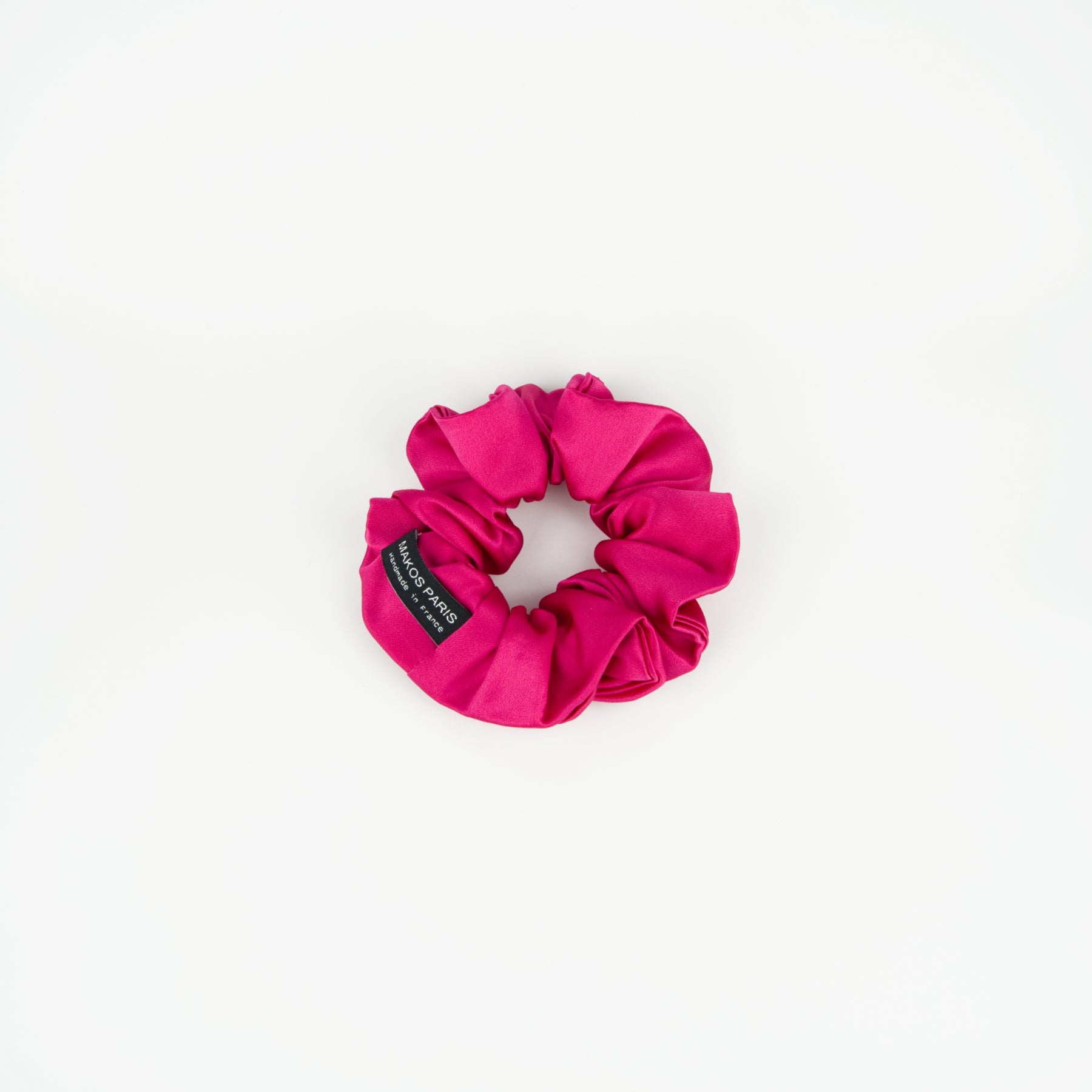 Chouchou cheveux femme en rose fuchsia habille une queue de cheval ou un chignon avec distinction