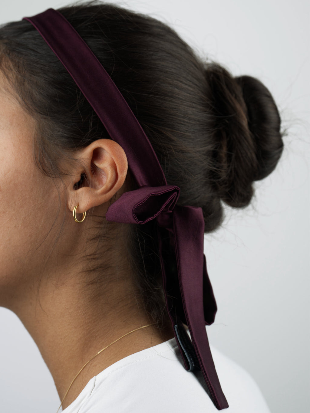 Foulard, ruban en soie naturelle bordeaux de luxe, entièrement réaliser à la main en France selon le savoir-faire de la Haute Couture