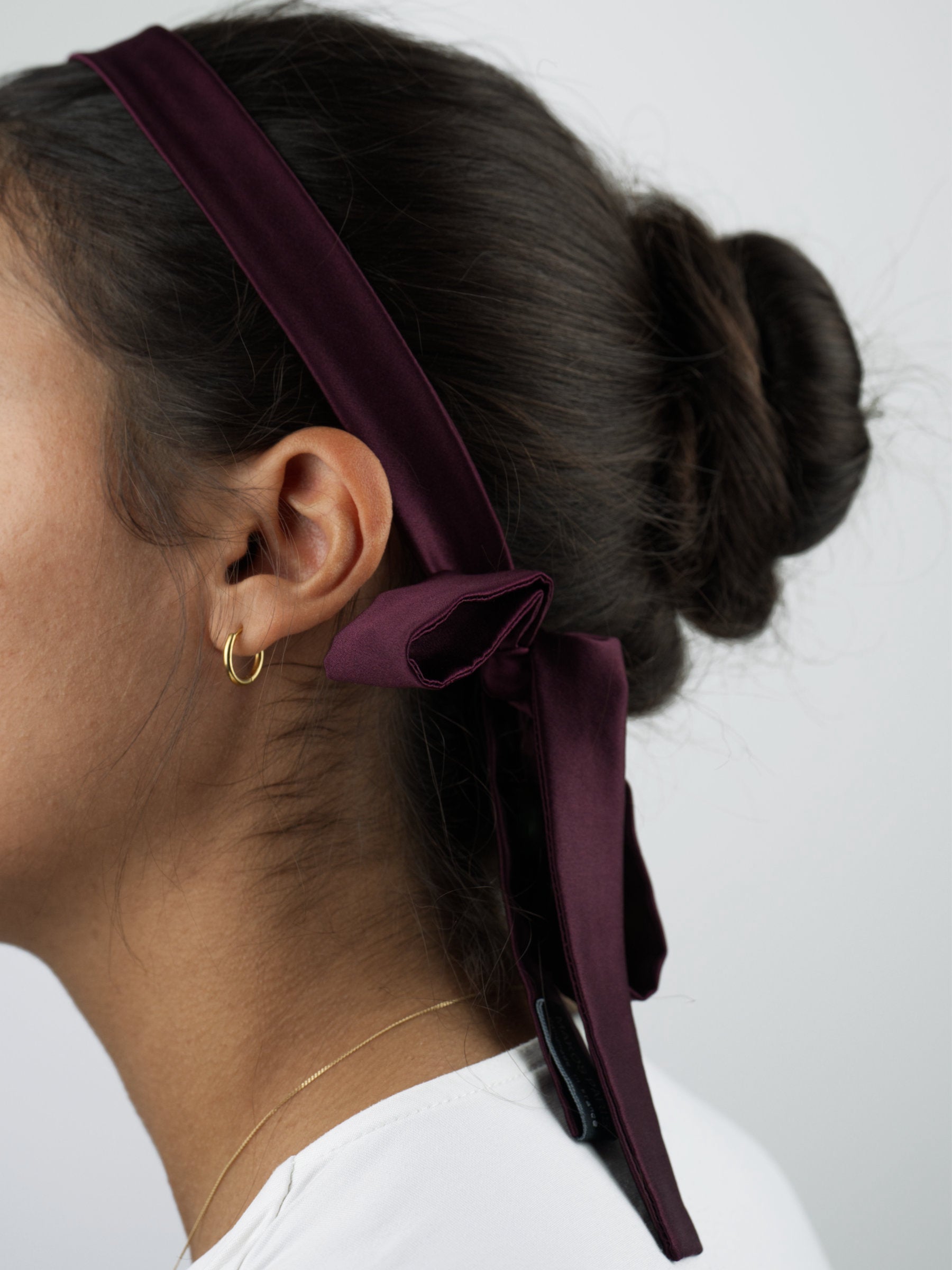 Foulard, ruban en soie naturelle bordeaux de luxe, entièrement réaliser à la main en France selon le savoir-faire de la Haute Couture