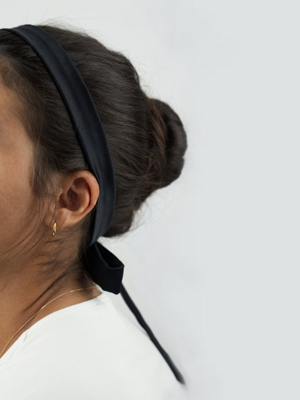 Foulard, ruban en soie à porter dans une tresse ou simplement à nouer autour de vos cheveux. Edition limitée